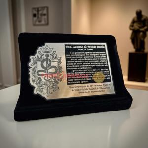 Placa de Homenagem Prata 15x10cm Personalizada (Estojo Preto, Recorte Customizado, Fotogravação a Laser) ABS Prata 15x10cm Gravação a Laser (Preto) Estojo de Veludo Preto com Aba Expositora Corte a Laser Customizado 
