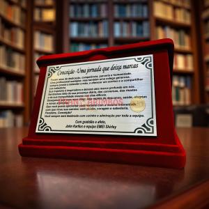 Placa de Homenagem Prata 15x10cm Personalizada (Estojo Vermelho, Gravação a Laser) ABS Prata 15x10cm Gravação a Laser (Preto) Estojo de Veludo Vermelho com Aba Expositora Corte a Laser Reto 